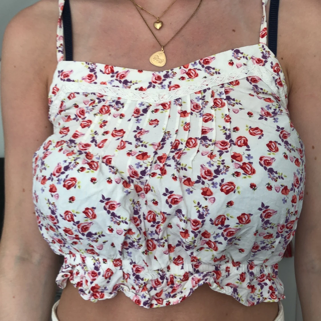 Blommig crop top från garage i storlek s