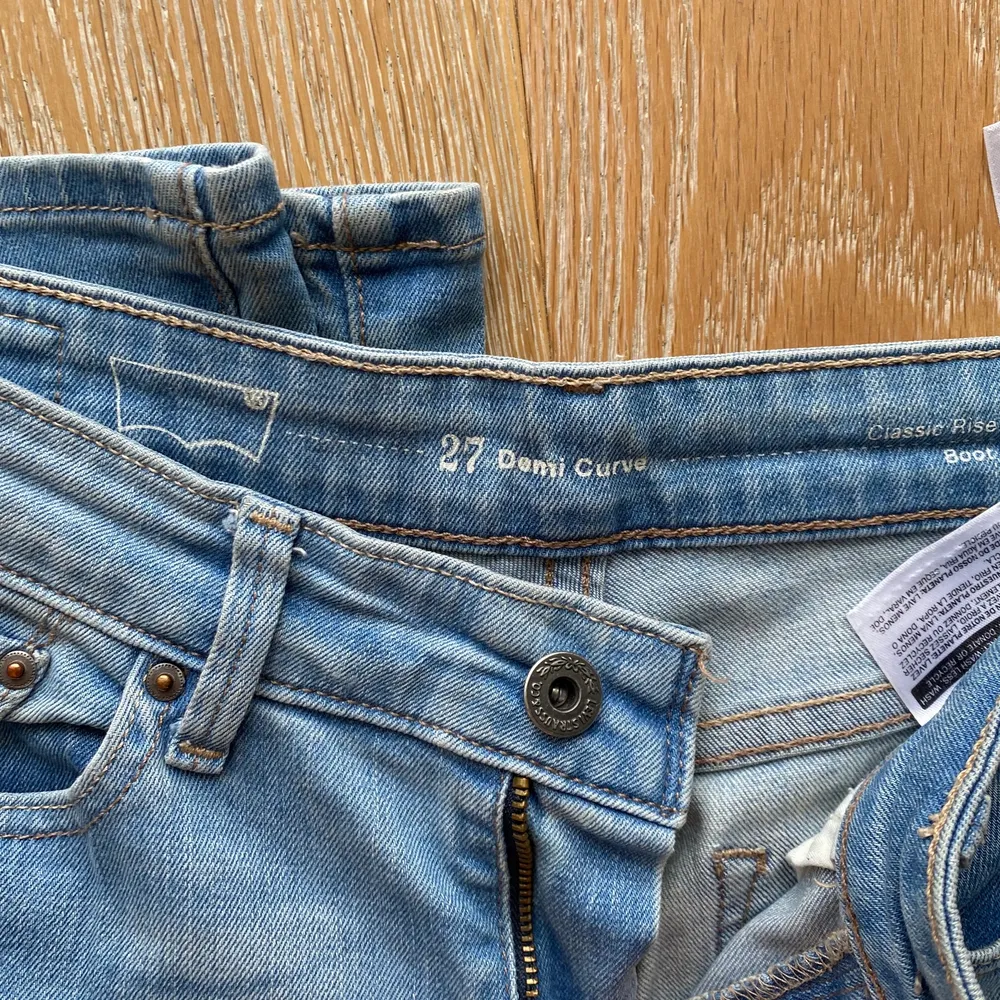 Levis jeans i storlek 27, Classic Rise bootcut jeans med hål (se bild 1). Passar en med storlek 36-38 . Jeans & Byxor.