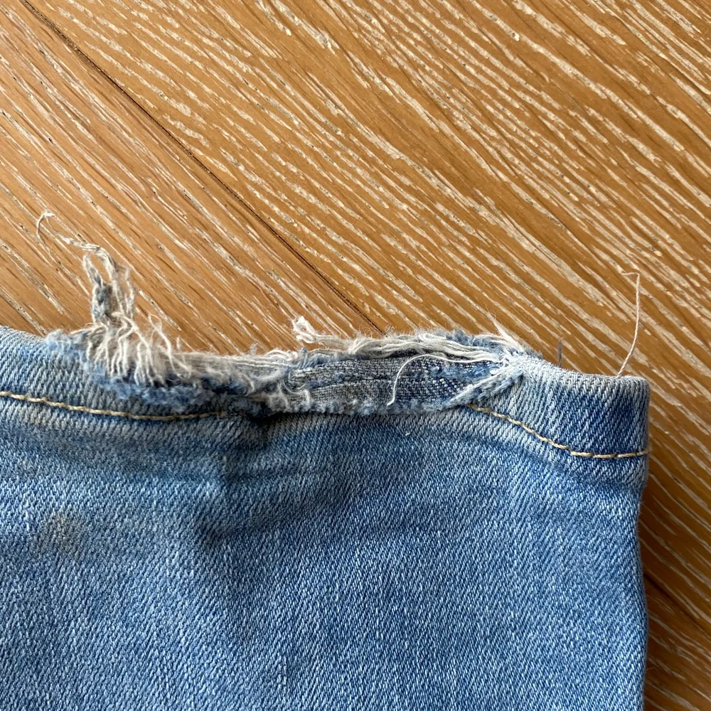 Bootcut jeans från Zara i storlek 38. Skavda nere vid sömmen av byxan (se bild 3) pga långa. Säljer då de ej passar mig längre. . Jeans & Byxor.
