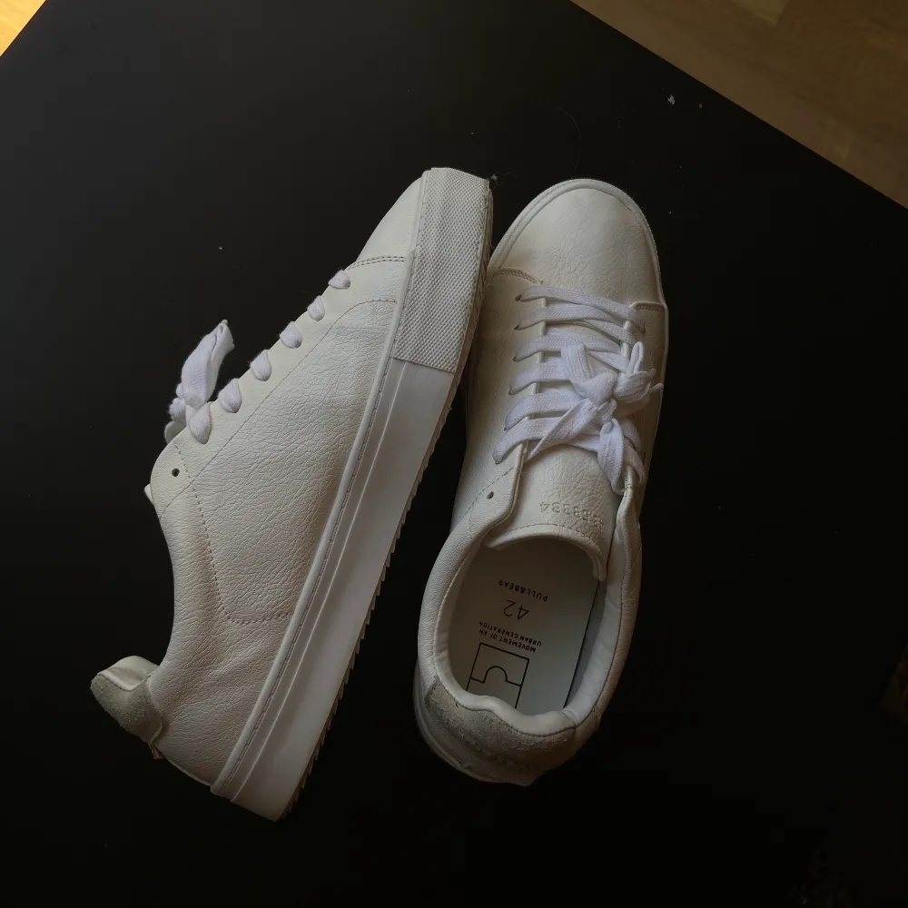 White sneakers. Skor.