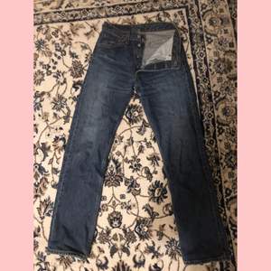 Äkta vintage Levis i bra skick! Low waist o sitter supersnyggt! Kan tyvärr ej visa på då de inte passar mig längre men de är dösnygga!! Köpta på second hand för 320kr!! 