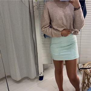Jättefin kjol från pull&bear, Storlek M❤️ 150 plus 49kr frakt❤️ den är ganska liten i storleken