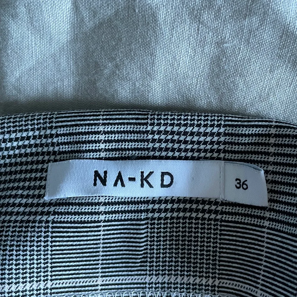 Säljer denna kjol från NA-KD. Storlek 36. 63% polyester, 32 % viskos och 5% elestan.. Kjolar.