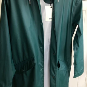 Regnjacka - Regnjacka! Aldrig använt! Säljer pga att jag redan har en regnjacka! Jätte användbar inför sommaren!