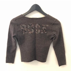 Zadig & Voltaire tröja - Säljer min fina Zadig tröja! Den är i bra skick och storlek M men den passar som en XXS-XS. Knappt använd💖