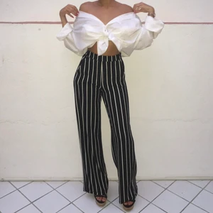 RANDIGA KOSTYMBYXOR - Högmidjade kostymbyxor i löst, stretchigt material. Strlk: XS-S, skulle säga en 36, men passar 34a. Jag är 165cm lång med plattå klackar på bild. Pris från 100kr