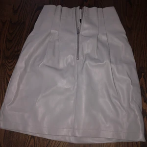 Kjol - Säljer min gråa kjol, använd få gånger. Fin till sommaren och höst.