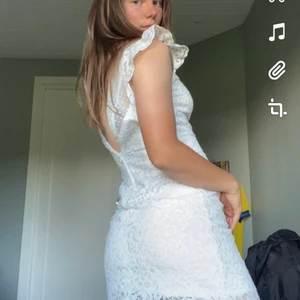 Spetsklänning - En sååå söt och fin spetsklänning som passar perfekt till lite finare arrangemang i sommar. 🌸Endast använd en gång🌸köpt på MQ för ca två år sedan.🌸 Skriv gärna för fler bilder eller om ni har nån fråga🌸