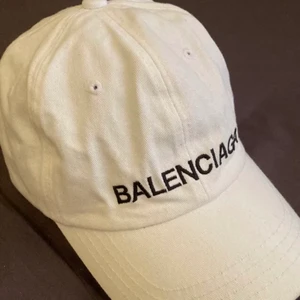 Balenciaga keps - Köp här på Tise men var tyvärr inte min stil! :(( 