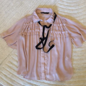 Puderfärgad blus från zara - Söt blus m band o pärlknapparna från zara underbar puderfärg