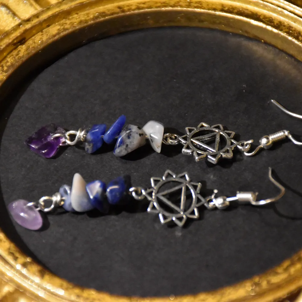 Örhängen med äkta lapiz lazuli och ametist. Krokarna är nickelfria. . Accessoarer.