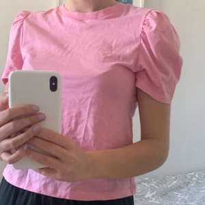Rosa topp - Rosa topp/t-shirt med buff ärmar. Supersöt men den kommer tyvärr aldrig till användning.