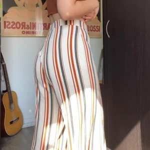 Vida byxor - Supersköna och mjuka byxor i 95% viskos och 5% elastane. Byxorna är ankellånga och är i stl. S 