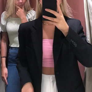 Svart kavaj - Svart kavaj som passar till allt och verkligen piffar upp varje outfit! Fint skick och köpt på secondhand ☺️☺️