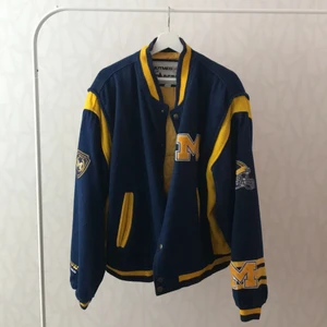 collegejacka - En collegejacka som ej har kommit till användning (köptes för 900kr). Kontakta mig ifall du har några frågor.  Kom gärna med bud😊