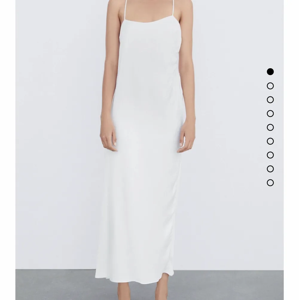 Säljer denna skitfina klänningen från Zara som är tyo i silke. Råkade ta av lappen och kan därför inte lämna tbx den och den är helt oanvänd!❤️. Klänningar.