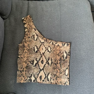 Snygg topp - Snygg ormhudstopp säljes då jag inte tyckte sen passade min stil. Helt ny endast testad! Strl S. 