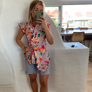 Blus i japansk stil  - Säljer denna fina blus i japansk stil. Från Zara. I princip oanvänd. 