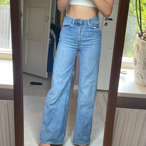 Jeans från weekday - Jättebra passform och i superbra skick. Jeansen är i modellen Ace från weekday och de är superfina. Midjestorleken är 24 och längden 34.  Hör av er vid frågor:)