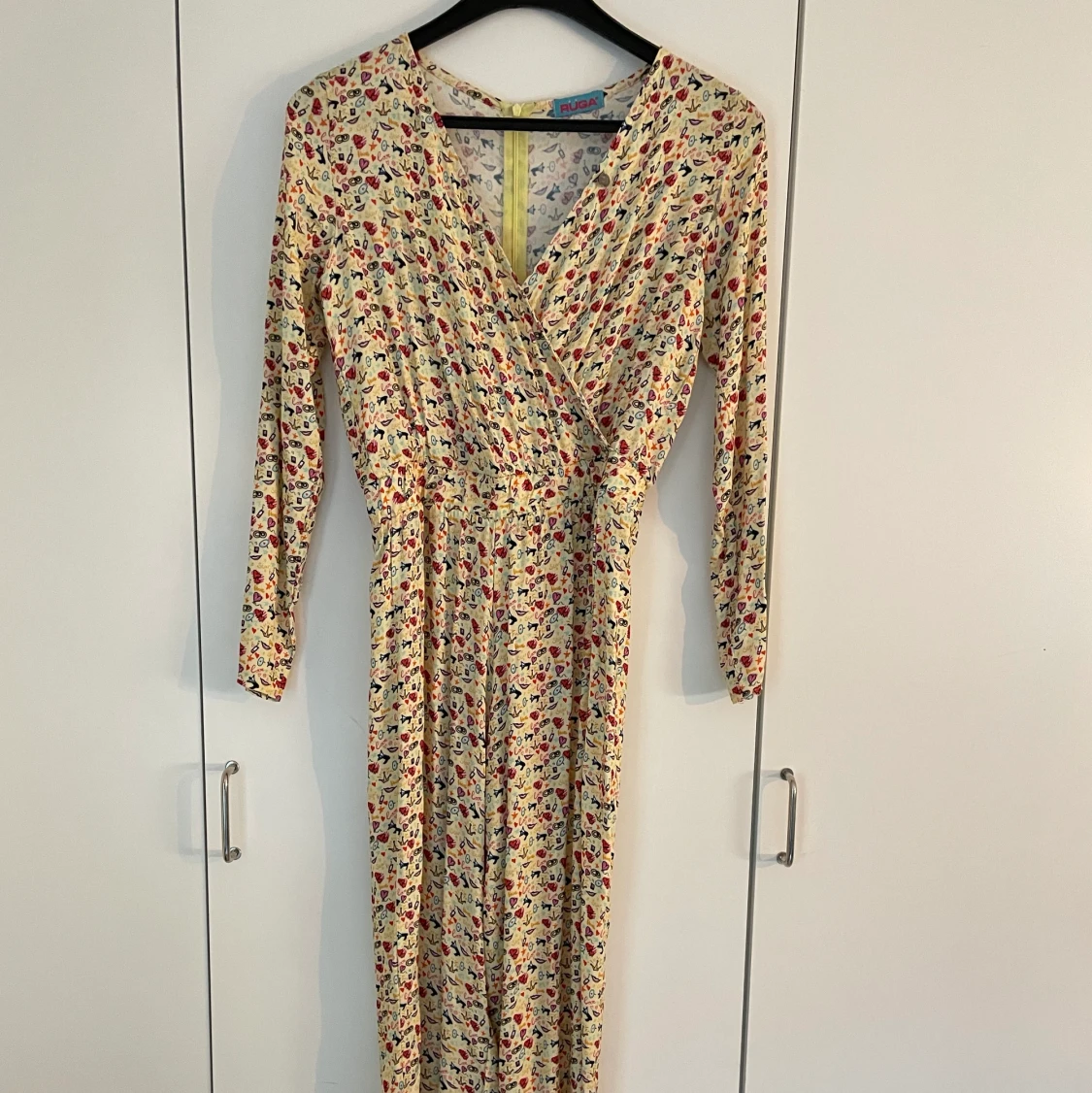 Ljusgul jumpsuit i roligt mönster