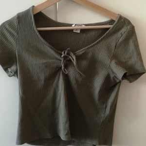 En jättefin grön topp - Jag säljer nu den här toppen från Monki super fin tyvärr för stor för mig om ni vill ha fler bilder skriv privat😊