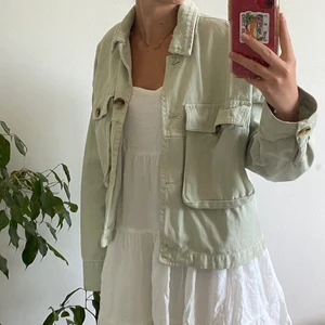 Jeansjacka - Säljer en superfin ljusgrön oversized jeansjacka från zara. Bra skick! 