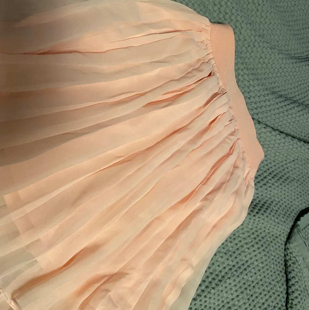 Säljer denna fina rosa kjol perfekt nu under sommaren! Frakten ingår i priset och finns inga defekter på kjolen💕. Kjolar.