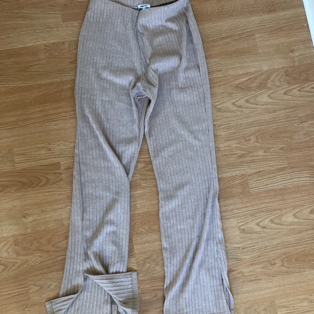 Mjuka och beiga byxor från Bubbleroom i storlek M. Liten slits på benen. 60kr. De är aningen korta på mig som är 175 cm.   Kan mötas i Linköping annars tillkommer frakt 😊. Jeans & Byxor.