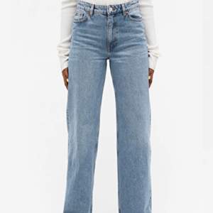 Yoko jeans från monki, använda max 10 gånger. Färgen mid blue. Nypris låg på 400 kr☺️