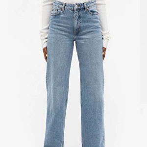 Monki Yoko jeans - Yoko jeans från monki, använda max 10 gånger. Färgen mid blue. Nypris låg på 400 kr☺️