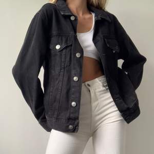 En svart (lätt tvättad) jeansjacka från H&M i strl 38. Var en favorit i garderoben men har inte fått komma till användning på senare tid. Superfint skick. FRAKT tillkommer från 66kr. 