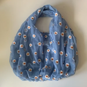 Zara väska - Så söt Zara väska som är perfekt till sommaren! Man kan stänga den med magneter och den säljs inte längre. Väskan är i jättebra skick då den endast är använd 1 gång. Buda från 180kr+frakt!💕