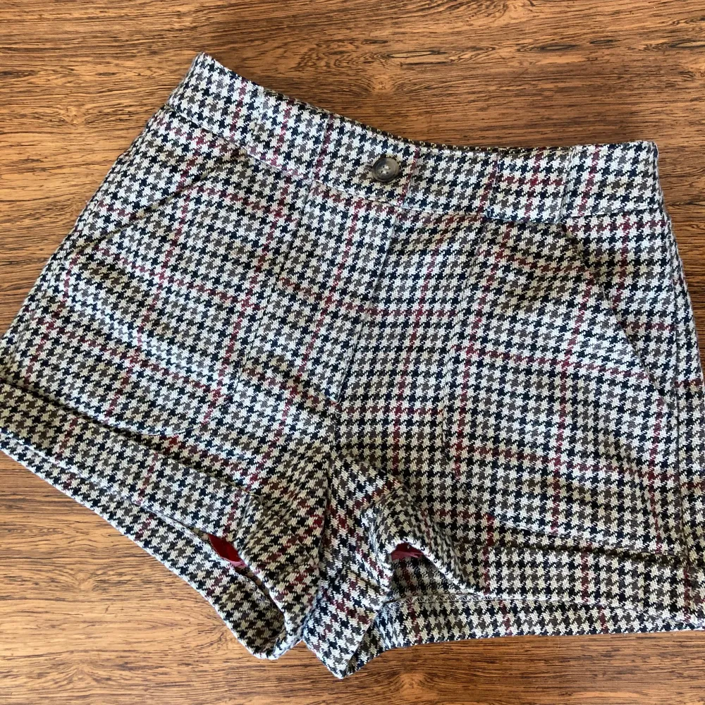 Så snygga shorts i bra kvalitet som jag tyvärr måste sälja då de är för små på mig. Storlek framgår inte men skulle säga xs/s. Shorts.