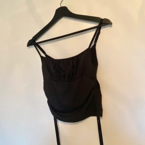 Top från SHEIN i stl S, oanvänt  - SHEIN, stl S, oanvänt • Skickas med posten, frakten kostar 24:-