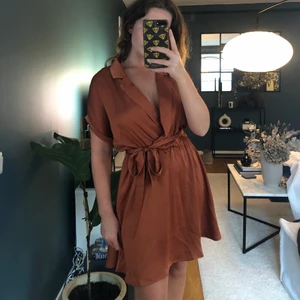 Roströd klänning  - Klänning storlek 36. Använd 1 gång. 