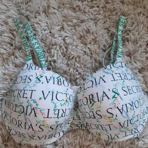 Tshirt bh från Victorias secret  - Säljer en tshirt bh från Victorias secret som är såå skön! 💕 Säljer den pga gått ner i kupstorlek 🥺 Storlek 85F men jag brukar också ha 85D så den passar den personen också 🌸