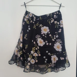 Svartblommig fin kjol - Bra skick, fint material 