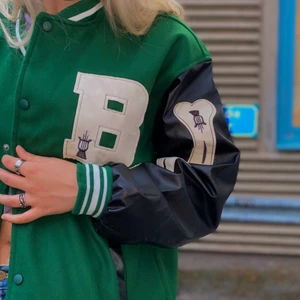 Grön baseballjacka - Säljer min helt oanvända gröna baseballjacka (prislappen är kvar) I storlek M