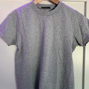 Jättefin enkel och basic tröja från Brandy Melville. Det är one size men skulle säga att den passar xs/s. Aldrig använt, väldigt bra skick. Köpare står för frakt. 