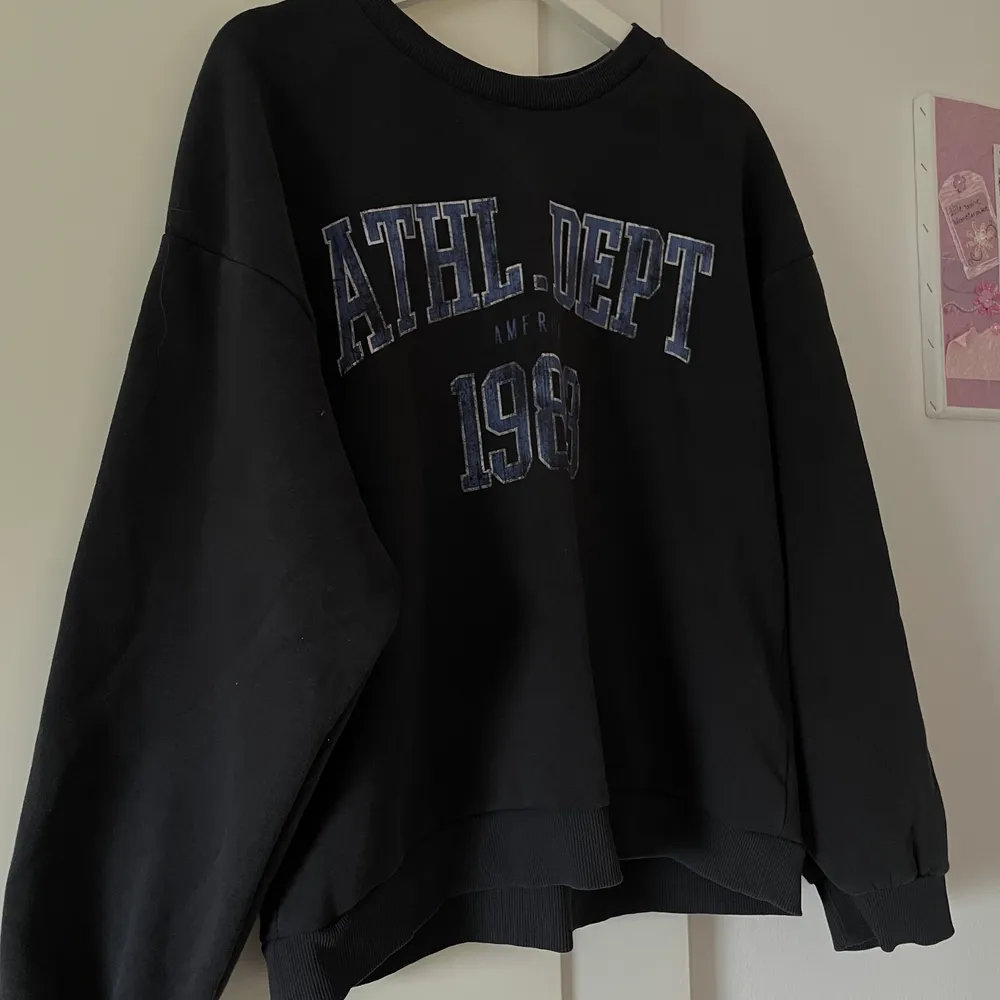 Populär sweatshirt från Gina som alltid är slutsåld, i använt skick men hel och ren 🤩 strl M, 80kr 🤎. Tröjor & Koftor.