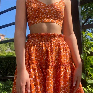 Finaste settet 🧡 - Finaste sommar settet!! Aldrig använt!! I storlek S men passar både större och mindre 🧡 Jag är 170 cm lång! Om det blir fler intresserade blir det budgivning.