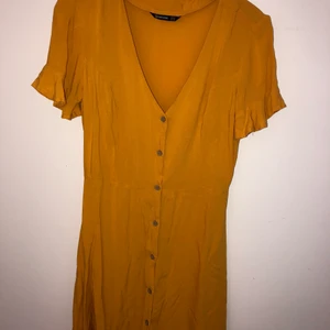 Gul sommarklänning från stradivarius - Gul sommarklänning från stradivarius i bra skick 💛 storlek M. Pris 80 +frakt