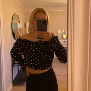 Blus - Köpt på NAKD x Linn Ahlborg, svart topp med vita prickar, off shoulder 