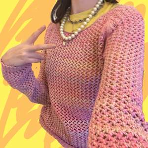 rosa stickad tröja från lindex 🦐 ganska grovt stickad så man kan behöva ha en tröja under 🪄 storlek: S. sticks ej!