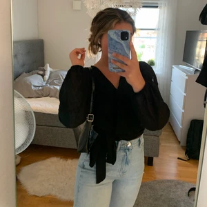 Blus BIKBOK - Svart blus från bik bok i tunnare mesh material. Knyt i midjan och den går även omlott över bröstet. Säljer för 100kr 💖