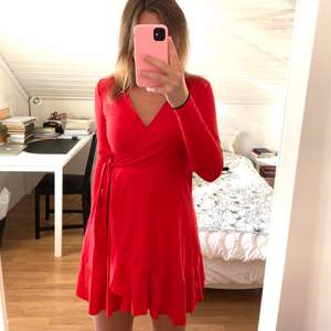 Söt röd klänning, storlek 36. Aldrig använd:) 