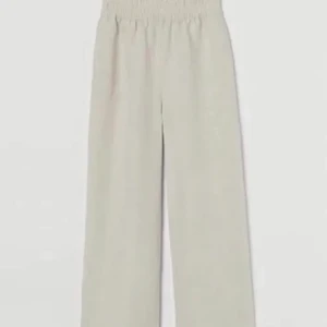 Linnebyxor  - Säljer ett bar beiga linnebyxor från H&M, helt slutsålda och superfina nu till sommaren, 150kr + frakt 🤎
