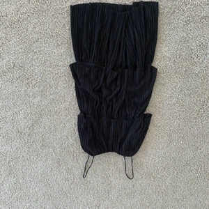 Svart kort klänning från BooHoo - Kort klänning från BooHoo strl 36/38🖤 ganska kort och glansigt material