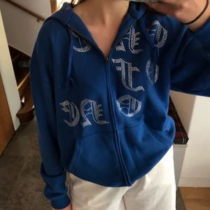 One Of One hoodie - INTRESSEKOLL! OneOfOne’s OG-hoodie i färgen blå. Helt oanvänd i storleken M. Slutsåld på hemsidan. Nypris 1000kr.