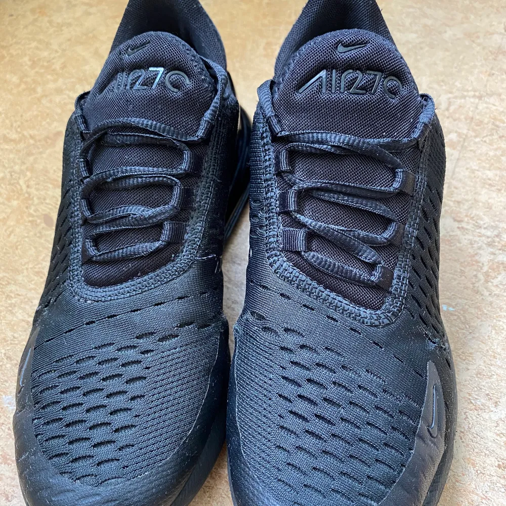 Nike skor i modellen Air Max 270, passar både kvinnor och män, använd så priset går att diskutera, storlek: 38,5. Skor.